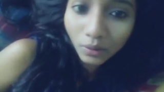 देसी किशोर लड़की कैम पर चुत दिखाती हुई