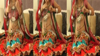 नटखटी लड़की कि चुचि दिखाई