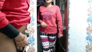 बहेन ने भाई को मूठ मरते हुए पकरा बातरूम मे