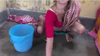 पोछा लगाने वाली नौकरानी की चूत चुदाई