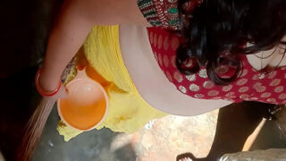 बातरूम मे घुस कर भाभी को चोदा पड़ोस ने