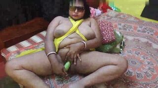 हॉट हिंदी पोर्न वीडियो बीबीडब्लू आंटी चूत चुदाई नकली लंड से