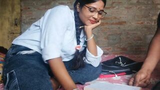 ठरकी टीचर ने फीस माफ़ कर दी बदले में चूत चोद दी