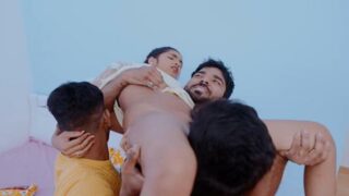 तीन लौंडे मिलकर चोदा एक दुबली पतली लड़की को