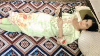 पोर्न देख रही लड़की को चाचा ने पकड़ा और चूत चोद दिया