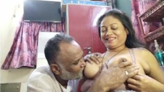 गुजराती आंटी चुदी मकान मालिक से किराया लेने आया तब