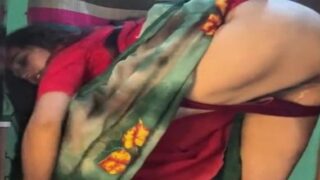 सेक्सी विलेज वाइफ की चूत चोदा पति का दोस्त साड़ी उठाकर