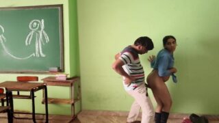 शर्मीली कॉलेज गर्ल की इंडियन चूत चुदाई क्लासरूम में