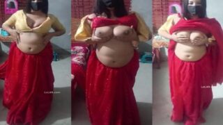 पटना भाभी लाल साड़ी उतारकर बड़े बूब्स दबाती है सेक्सी वीडियो