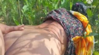 मोटी गाँड़ वाली हरियाणा मिल्फ को खेत में घोड़ी वाला शॉट से चोदा